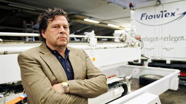 Manfred Brenner (Hans-Jochen Wagner) ist entschlossen mit seiner Firma FlowTex und den Horizontalbohrmaschinen zu reüssieren.