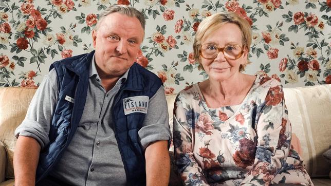 Marko Wendrichs (Axel Prahl) und Frau Horn (Christine Schorn) schauen Soaps im Fernsehen