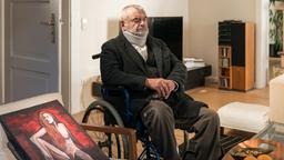 Xaver (Branko Samarovski) erfährt, dass seine Frau ihm Liebesbriefe schrieb.