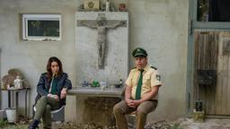 Riedl (Paul Sedlmeir) und Sabine Kaiser (Katharina Müller-Elmau) beim Steinmetz - wie war noch mal der Vorname von Hubert?