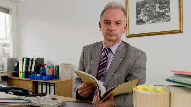 Oberstaatsanwalt Rudolf Hausmann sitzt in seinem Büro in Berlin.