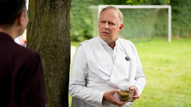 Bild: NDR/Georges Pauly Volker (Axel Milberg) kommt Georgs (Carsten Strauch) Angebot, in die Vereinigten Staaten zu Reisen, nun doch ungelegen.