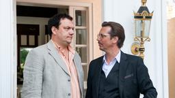 Vorsicht vor Leuten: Lorenz Brahmkamp (Charly Hübner) und Alexander Schönleben (Michael Maertens) vor ihrer Finca auf Mallorca.