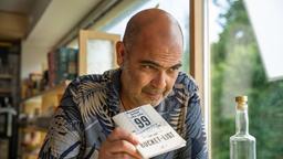 Yazid (Hannes Ringlstetter, im Bild) versucht Hubert (Christian Tramitz) vom Sinn und Zweck einer Bucket-List zu überzeugen.
