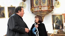 Pfarrer Braun (Ottfried Fischer) begrüßt die Sünderin Sieglinde Zwicknagel (Heidelinde Weis) in der Kirche.