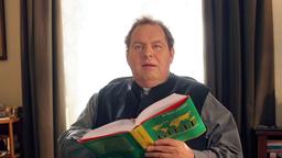 Pfarrer Braun (Ottfried Fischer) liest zur Abwechslung nicht in der Bibel.