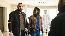 Fred (Oussama Kheddam) und Amina (Mariame Gueye) sprechen mit einem Kollegen. Im Hintergrund: Rechtsmediziner Alexander (Wanja Mues, 2. v. re.) untersucht den Tatort