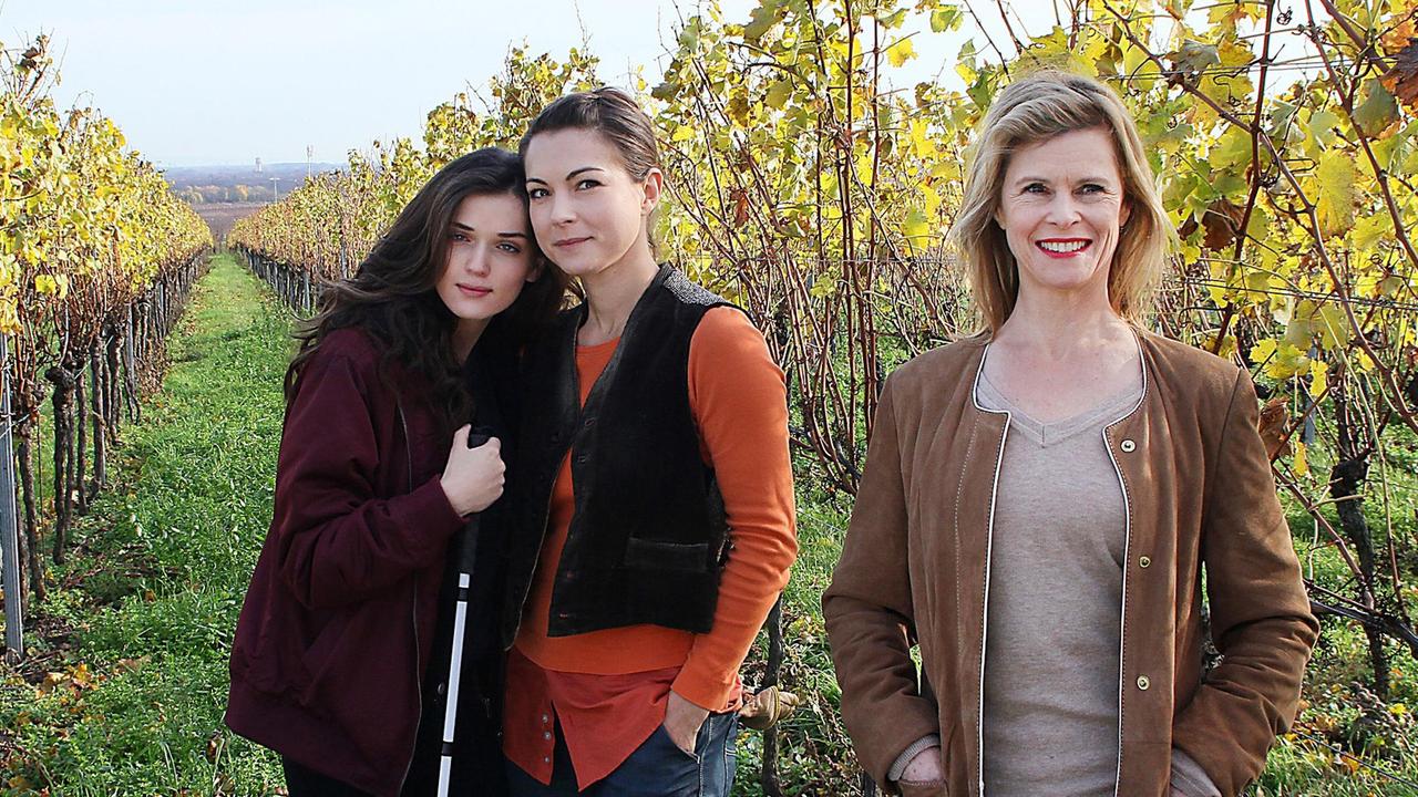 Für Käthe Wader (Leslie Malton, re.), Tochter Anne (Henriette Richter-Röhl) und Enkelin Tori (Caroline Hartig, li.) ist das Weingut ihr Zuhause.