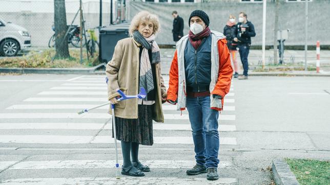 Regisseur Oliver Haffner und Ilse Neubauer (Rolle: Johanna Schrödinger) bei den Dreharbeiten.