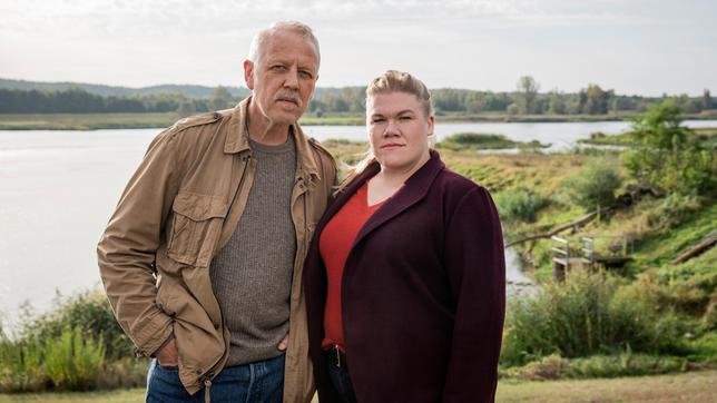 Auf der deutschen Seite der Oder wird Leon Herne (Kai Dannowski), der Teil einer Jagdgesellschaft war, mit einer Schussverletzung tot aufgefunden. Die beiden Kommissare Alexandra Luschke (Gisa Flake) und Karl Rogov (Frank Leo Schröder), die in diesem Fall zum ersten Mal gemeinsam ermitteln, folgen seiner Spur durch den Wald auf die polnische Seite und bekommen es mit Verdächtigen zu tun, die sich ihrer Rechte sehr wohl bewusst sind. - Karl Rogov (Frank Leo Schröder) und Alexandra Luschke (Gisa Flake) werden an einen Tatort auf deutscher Seite der Oder gerufen.