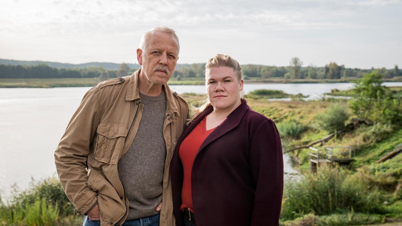 Auf der deutschen Seite der Oder wird Leon Herne (Kai Dannowski), der Teil einer Jagdgesellschaft war, mit einer Schussverletzung tot aufgefunden. Die beiden Kommissare Alexandra Luschke (Gisa Flake) und Karl Rogov (Frank Leo Schröder), die in diesem Fall zum ersten Mal gemeinsam ermitteln, folgen seiner Spur durch den Wald auf die polnische Seite und bekommen es mit Verdächtigen zu tun, die sich ihrer Rechte sehr wohl bewusst sind. - Karl Rogov (Frank Leo Schröder) und Alexandra Luschke (Gisa Flake) werden an einen Tatort auf deutscher Seite der Oder gerufen.