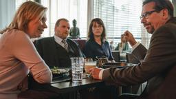 Beim Gespräch im Restaurant erfahren Martina Rossler (Therese Hamer), Doreen Brasch (Claudia Michelsen) und Uwe Lemp (Felix Vörtler) von Hannes Kehr (Michael Maertens), dass Milan sein Informant war.