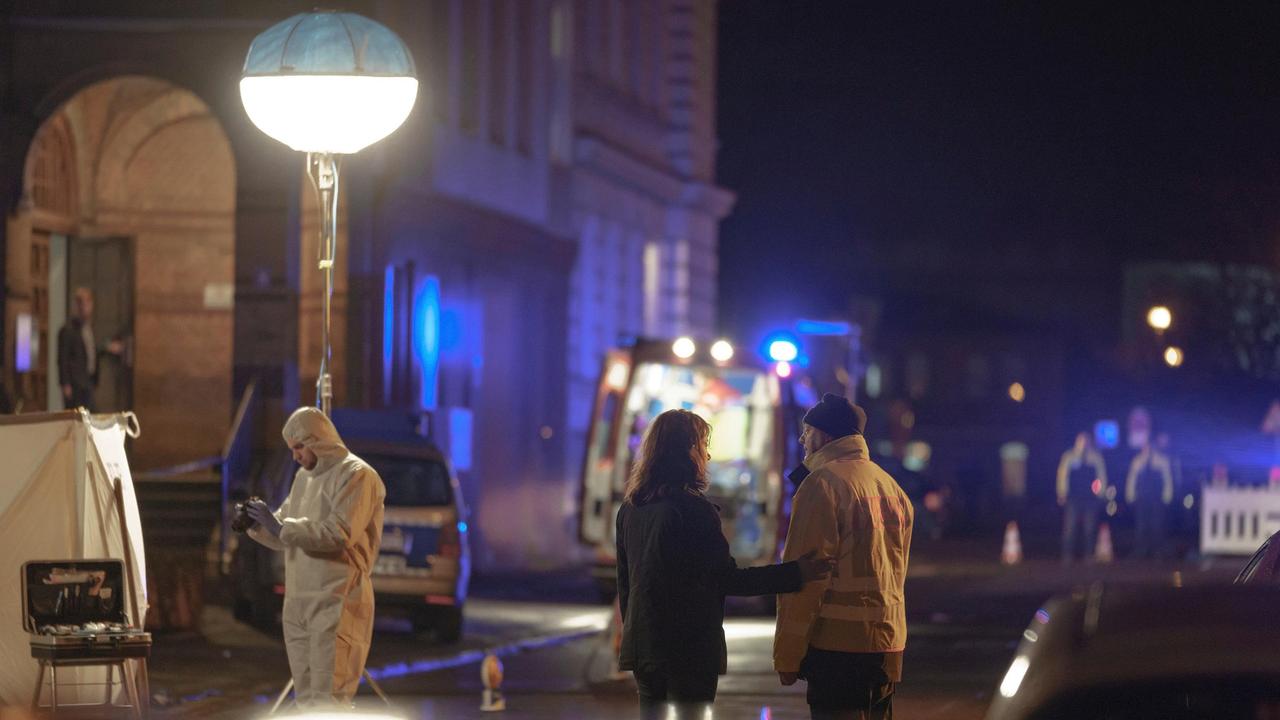 Brasch (Claudia Michelsen, mi.) ermittelt am Unfallort - Sara wurde mit hoher Geschwindigkeit überfahren.