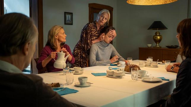 Brasch (Claudia Michelsen) wirft Adams (Eloi Christ) FAS-Diagnose in den Raum und stößt auf Ablehnung und Unverständnis in der Runde. Klaus-Volker Dahl (Sven-Eric Bechtolf), Bianca Dahl (Corinna Kirchhoff), Marianne Kurth (Julia Blankenburg), Tomi (Kai Müller)