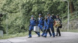 Von links: Als Elektriker getarnt haben die Polizisten Blöchl (Robert Sigl), Rast (Dimitri Abold), Chouaki (Berivan Kaya), Maurer (Andreas Bittl) und Elisabeth (Verena Altenberger) ein Konzerngebäude verwanzt, um es anschließend überwachen zu können.