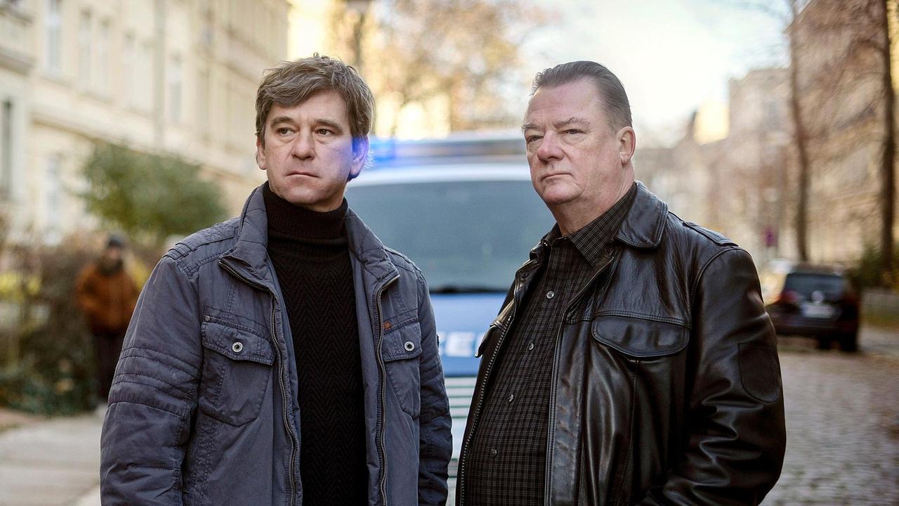 Kommissar Michael Lehmann (Peter Schneider) und Kommissar Henry Koitzsch (Peter Kurth) am Tatort.