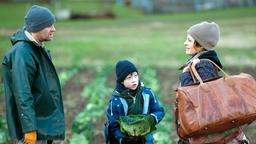 Kriminalhauptkommissarin Olga Lenski (Maria Simon) bittet ihren Gastgeber Lennard Kohlmorgen (Jürgen Vogel) und seinen Sohn Henry (Jona Eisenblätter) ein weiteres Mal um Asyl.