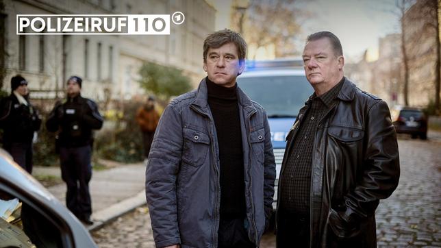 Kommissar Michael Lehmann (Peter Schneider) und Kommissar Henry Koitzsch (Peter Kurth) am Tatort.