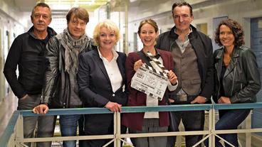 Drehstart zum "Tatort: Der sprechende Tote" (AT) aus Ludwigshafen: Jürgen Carle, Roland Suso Richter, Saskia Vester, Lisa Bitter, Andreas Hoppe und Ulrike Folkerts (v.l.n.r.)