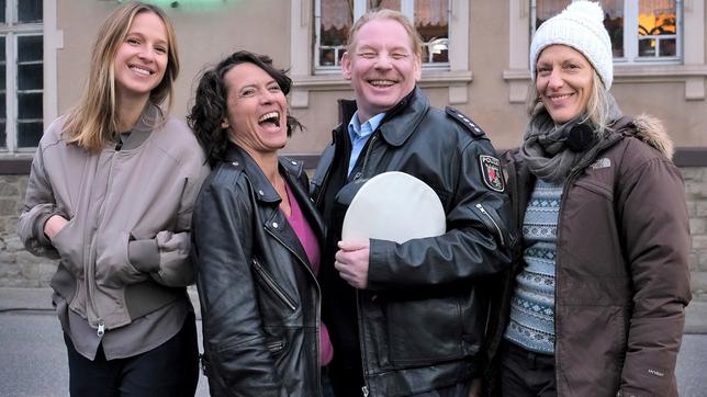 Lisa Bitter, Ulrike Folkerts, Ben Becker und Regisseurin Brigitte Maria Bertele (v.l.n.r.) beim Drehstart zum "Tatort: Die Pfalz von oben" (AT), dem Film zum 30. Geburtstag des Lena-Odenthal-Tatorts.