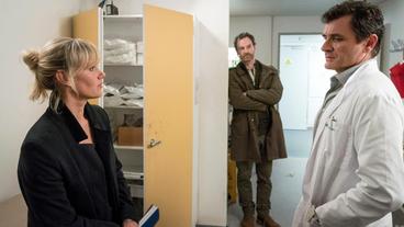 Am Tatort: Dr. Dr. Andreas Norstädter (Alex Brendemühl, rechts) berichtet den Kommissaren Peter Faber (Jörg Hartmann) und Martina Bönisch (Anna Schudt), was er über die Tote weiß.