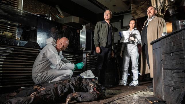 Bild: WDR/Bavaria Fiction GmbH/Martin Valentin Menke Am Tatort "Wunderlampe" wurde eine Leiche gefunden: Rechtsmediziner Dr. Roth (Joe Bausch) mit Max Ballauf (Klaus J. Behrendt), KTU-lerin Natalie Förster (Tinka Fürst) und Freddy Schenk (Dietmar Bär;).