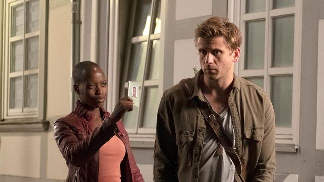 Anais Schmitz (Florence Kasumba) stellt Johannes Grischke (Steve Windolf).