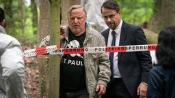 Angefasst: Frank Thiel (Axel Prahl) trifft mit Prof. Karl-Friedrich Börne (Jan Josef Liefers) am Tatort ein.