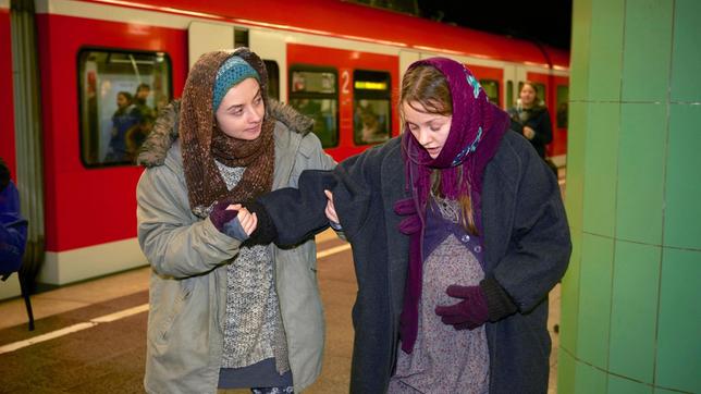 Anuscha Dablika (Cosmina Stratan) hilft ihrer Schwester Tida (Mathilde Bundschuh), deren Fruchtblase unerwartet früh geplatzt ist.