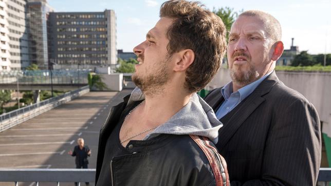 TATORT KARTENHAUS: Auf der Flucht läuft Gangster Ivo Tarek (Aleksandru Cirneala) Freddy Schenk (Dietmar Bär) genau in die Arme.