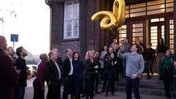 Ausgelassene Party im Kollegenkreis: Nick Schmitz (Daniel Donskoy mit Lufballons) (mit Jonas Minthe, Florence Kasumba, Roland Wolf, Bibiana Beglau, Maria Furtwängler)