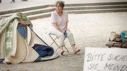 FRANKEN-TATORT: Lydia Eichbaum (Tessie Tellmann) protestiert verzweifelt vor dem Polizeipräsidium.