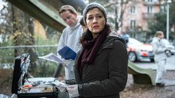 Liz Ritschard untersucht den Tatort. 