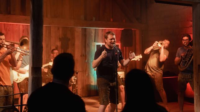 Die Band LaBrassBanda mit Frontmann Stefan Dettl (Mitte) sorgen auf dem Königinnentag für Stimmung.