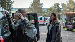 Bringen die junge Zeugin in Sicherheit: Kommissarin Isabelle Grandjean (Anna Pieri Zuercher) und ihre Kollegin Kommissarin Tessa Ott (Carol Schuler) mit Ella Perrier (Maura Landert).