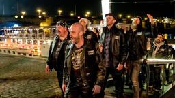 Burkhard (mi, Robert Gallinowski), Rocker 1 (li, Karlo von Montag) und die Rockergruppe sind aggressiv.