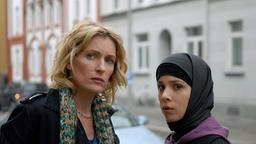 Charlotte Lindholm ist im Fall "Wem Ehre gebührt" (2007) im fünften Monat schwanger und schlecht gelaunt, denn sie darf nicht mehr im Außendienst arbeiten. Sie ist trotzdem als erste am Tatort, als Afife, eine junge Deutschtürkin, tot von ihrem Mann Erdal aufgefunden wird.