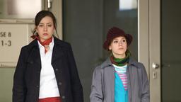 Claudia Eisner (Sarah Tkotsch) ist es gelungen, Bianca Kubek (Pippa Galli) von ihrem Selbstmordversuch abzuhalten.