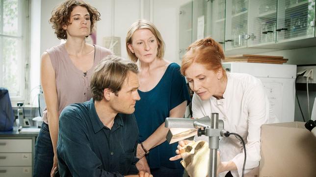 TATORT: Die Kriminalkommissare Wanda Goldwasser (Eli Wasserscheid), Felix Voss (Fabian Hinrichs) und Paula Ringelhahn (Dagmar Manzel) mit Prof. Magdalena Mittlich (Sibylle Canonica).