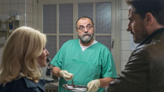 Das war kein Unfall, das war Mord: Rechtsmediziner Dr. Katzmann zieht Rückschlüsse aus den Spuren am Tatort.