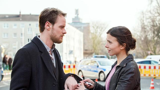 Die beiden Polizeioberkommissare Nora Dalay (Aylin Tezel) und Daniel Kossik (Stefan Konarske) am Tatort. Mitten in der Dortmunder City hat es eine Schießerei gegeben.