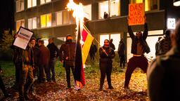 Die deutsche Flagge wird vor dem Asylbewerberheim angezündet.