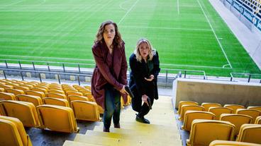 Die Ermittlerinnen Karin Gorniak (li, Karin Hanczewski) und Heni Sieland (re, Alwara Höfels) im Fußballstadion.