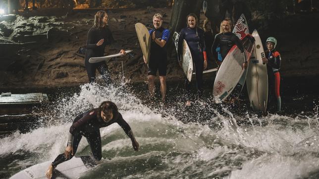 Szene aus dem Film: Die Surfer auf dem Eisbach. 