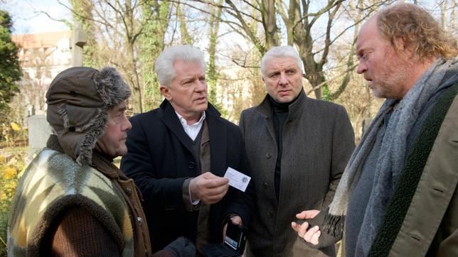 Die Hauptkommissare Ivo Batic (Miroslav Nemec, 2. v. li.) und Franz Leitmayr (Udo Wachtveitl, 2. v. re.) sprechen mit den Obdachlosen Werner (Wolfgang Pregler, li.) und Andy (Ferdinand Doerfler, re.).