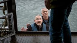 Die Kommissare Freddy Schenk (Dietmar Bär, l) und Max Ballauf (hinten) sind mit einem Boot der Wasserschutzpolizei zu Daniel Huberty (Stephan Kampwirth) gebracht worden. Der Ex-Lehrer hat ein Ausflugsschiff auf dem Rhein entführt.