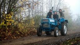 Die Kommissare Lessing (Christian Ulmen) und Kira Dorn (Nora Tschirner) fahren mit dem Kartoffelbauern Thomas Halupczok (Mitte: Jörn Hentschel) auf dem Traktor zu seinem Hof.