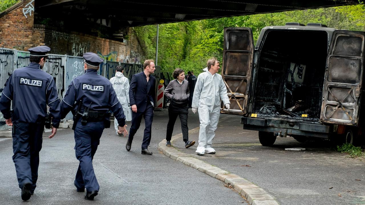 Die Kommissare Rubin (Meret Becker) und Karow (Mark Waschke) am Tatort, wo die verbrannte Leiche gefunden wurde.