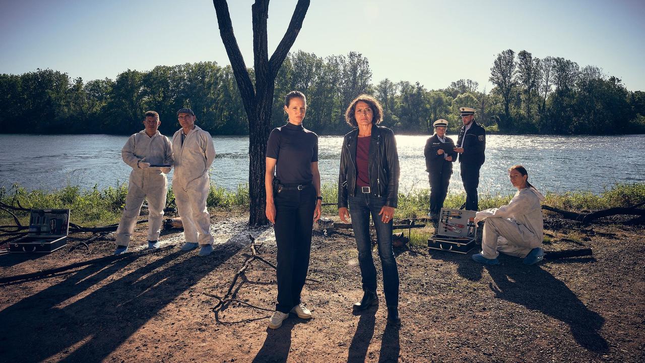 Die Ludwigshafener Kommissarinnen Lena Odenthal (Ulrike Folkerts) und Johanna Stern (Lisa Bitter) mit dem Team der Kriminaltechnik am Fundort der Leiche.