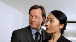 Dolmetscherin Min Li Sun (Meylan Chao) und Tagungsleiter Wolf Dieter Hübner (Matthias Brandt).